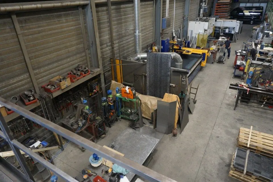 Blick von oben in die Werkstatt in Lyss