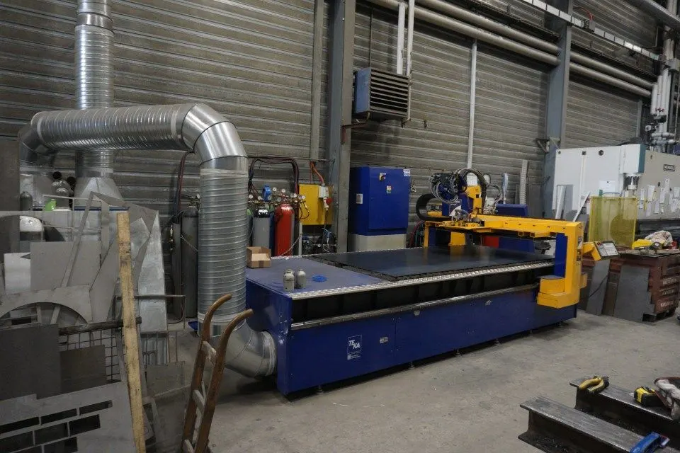 Werkstatt mit Plasmaschneidtisch und Absaugrohren