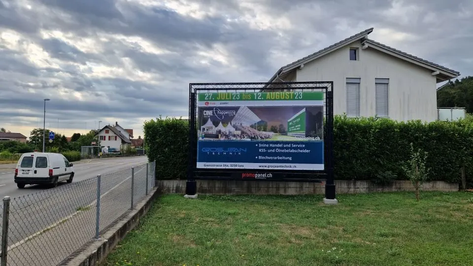 Plakatwand mit Metallrahmen im Freien