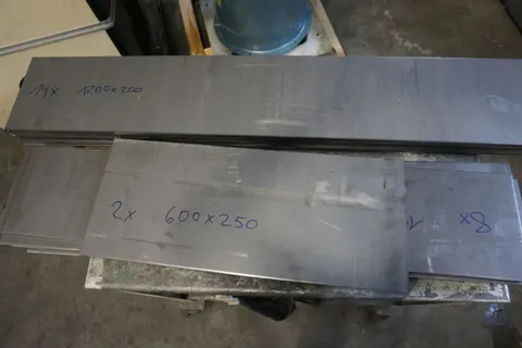 Blechzuschnitte, beschriftet „2x 600x250“