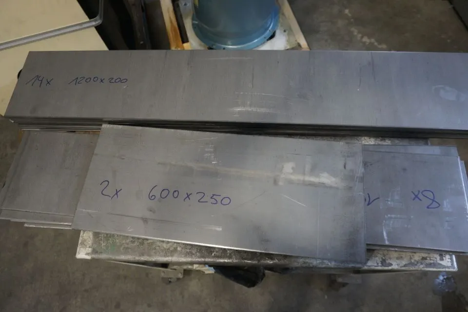 Blechzuschnitte, beschriftet „2x 600x250“