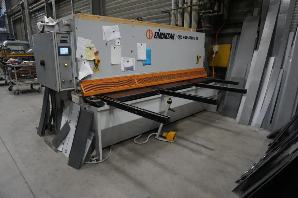 Blechschere in der Werkstatt