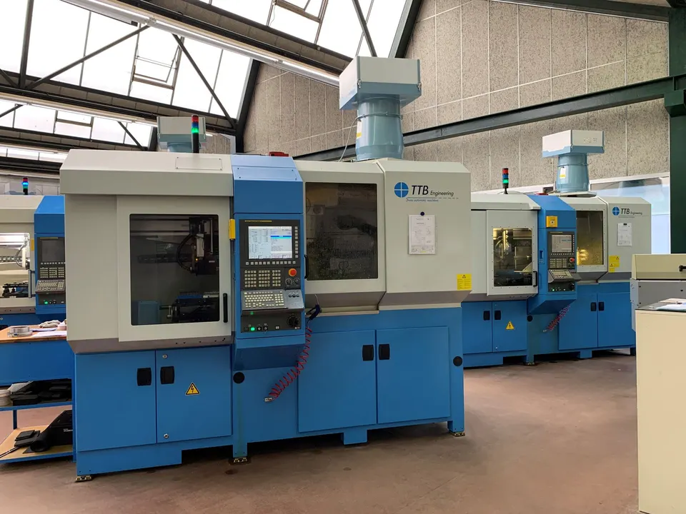 Ölnebelabscheider auf mehreren CNC-Maschinen in einer Werkhalle