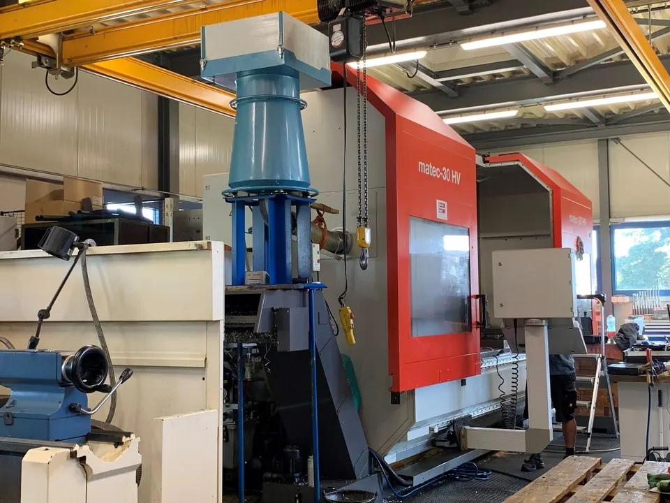 Ölnebelabscheider auf einer CNC-Maschine, Werkhalle mit Kran – Grosjean Technik, Lyss