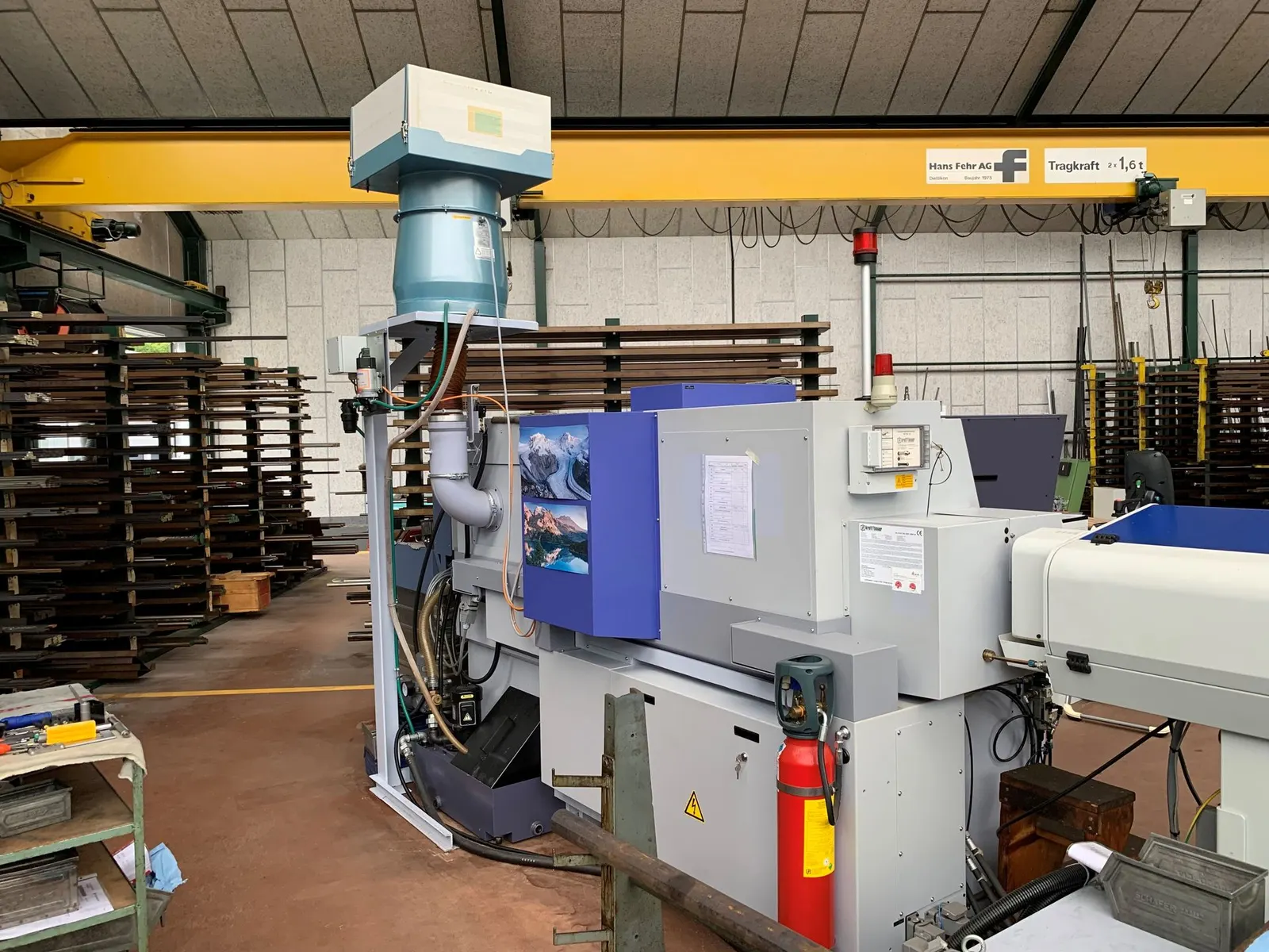 Ölnebelabscheider auf blauer CNC-Maschine